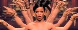 Gejša Rihanna a Chris Martin si to „rozdali“ ve vzduchu
